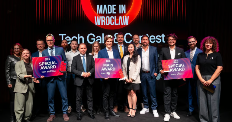 Finaliści, zwycięzcy, jurorzy, organizatorzy i uczestnicy Tech Contest na Made in Wrocław