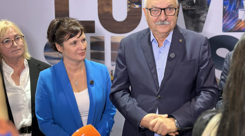 Magdalena Okulowska, prezes zarządu Agencji Rozwoju Aglomeracji Wrocławskiej i Cezary Przybylski, wiceprzewodniczący Sejmiku Województwa Dolnośląskiego podczas otwarcia pierwszego dnia targów Web Summit dla Wrocławia i Dolnego Śląska